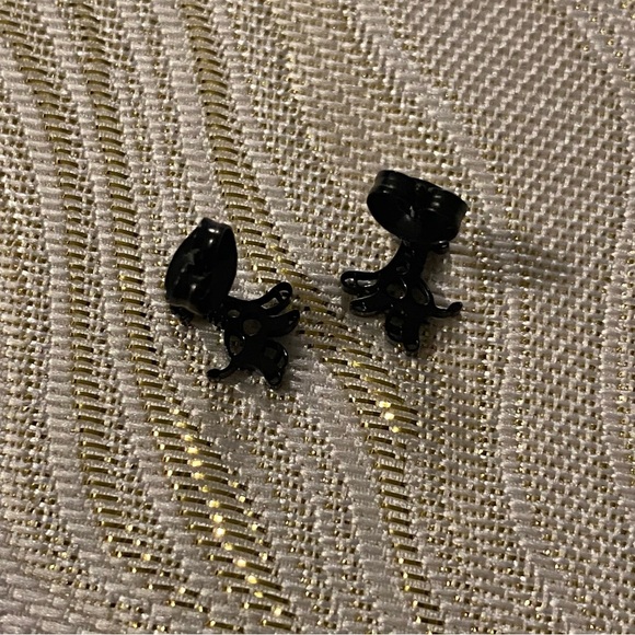 Adorable Smiling Giraffe Stud Earrings (Stainless Steel, Black Gun Metal) 🦒 - Picture 3 of 4